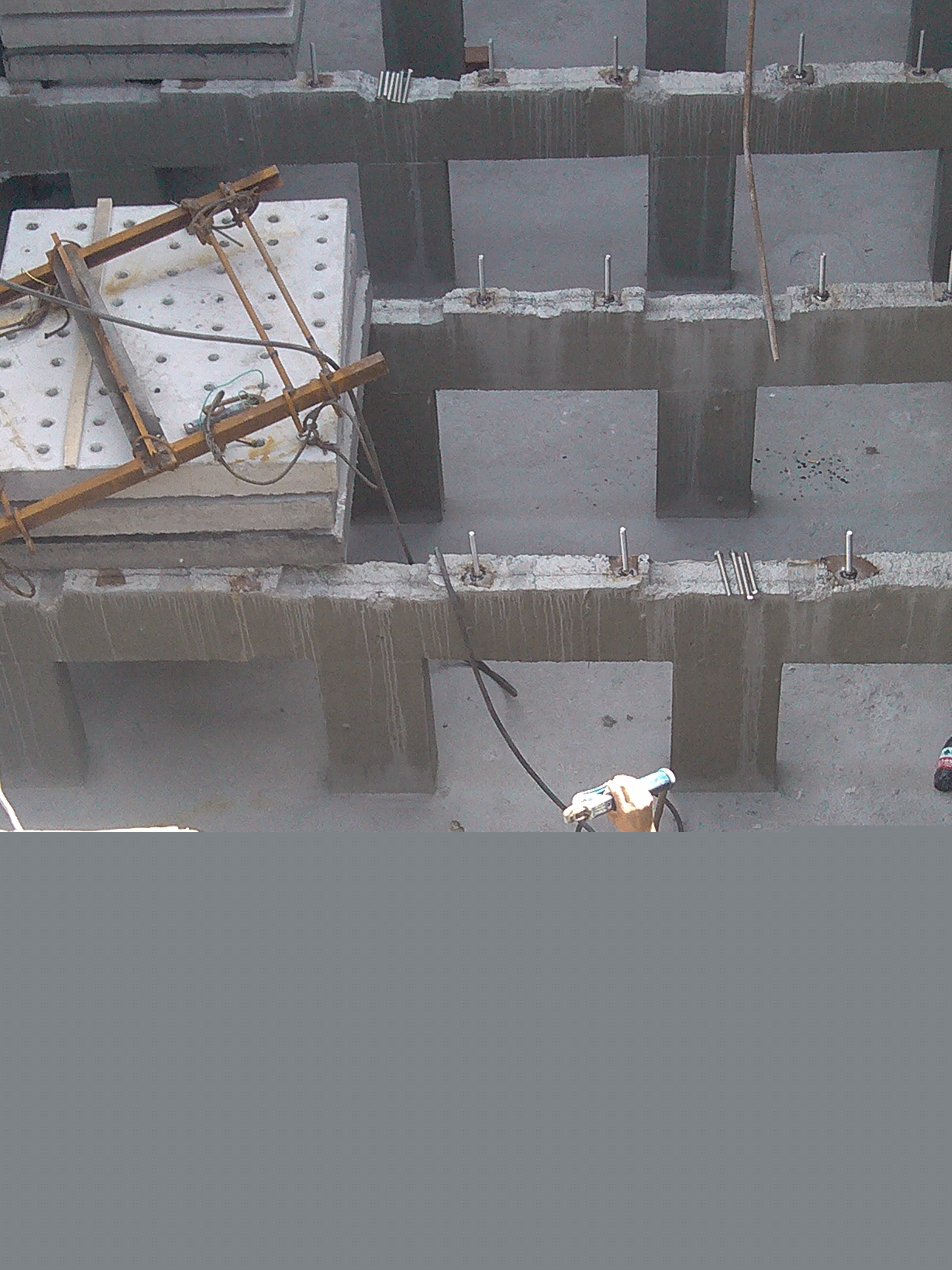 鞏義水廠項目，混凝土濾板安裝